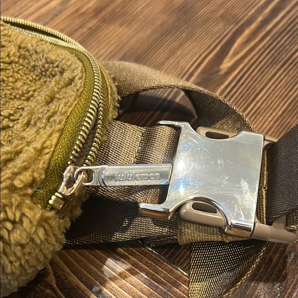 Lululemon Sherpa Belt Bag - Picture 8 of 11